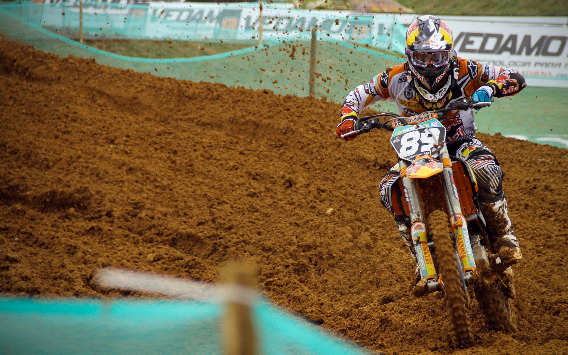 开云app下载-德布劳内倒地时，阿贾克斯全队为何围拢祈祷？这温情一幕击碎了现代足球的所有冰冷，温情击碎冰冷，阿贾克斯全队围拢祈祷，足球超越胜负